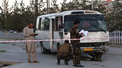 أفراد الأمن الأفغان يحققون في حافلة متضررة تقل موظفين في تلفزيون خورشيد